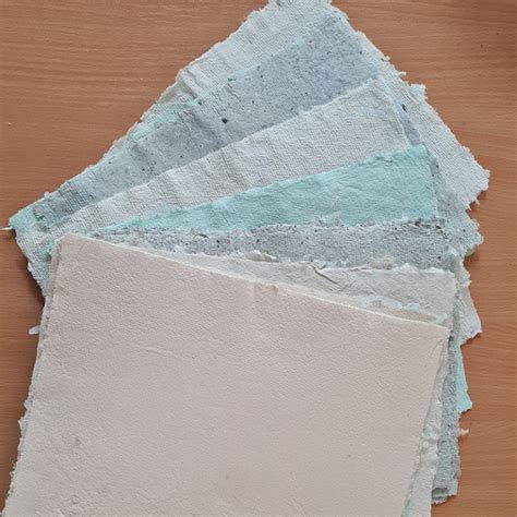 Ukážka rôznych druhov papiera vhodných na výrobu ruličiek