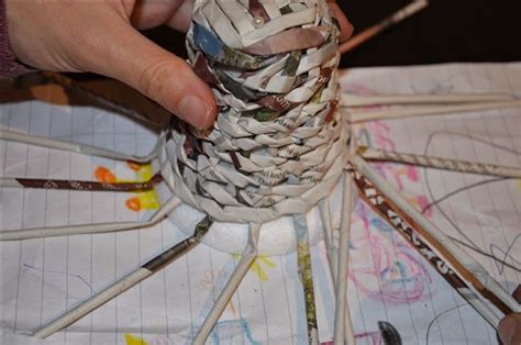 Ilustrácia začiatku pletenia venca z papierových ruličiek