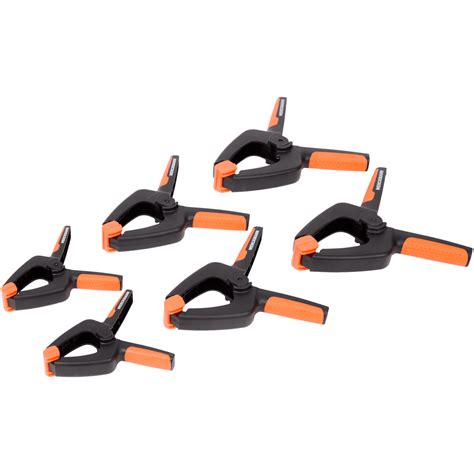 Detailný pohľad na lepenie papierových kornútov na základňu