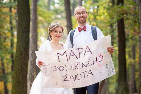 Svadobné portréty v jesennom lesoparku Brezina