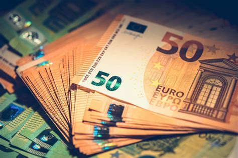 Šťastný pár, ktorý počíta peniaze na svadobnej ceste alebo pre zariadenie domácnosti