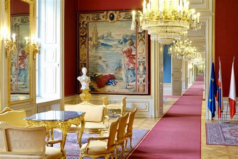 Interiér Primaciálneho paláca s historickými detailmi a existujúcou kvetinovou výzdobou