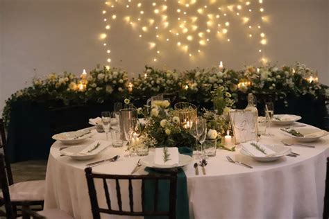 Inšpiratívne foto: romantická svadobná výzdoba s kvetmi a sviečkami