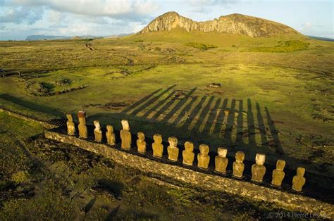 Panoramatická fotografia Ahu Tongariki s 15 stojacimi Moai