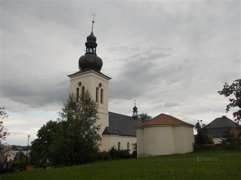 Tematické foto: Dieťa prijímajúce Eucharistiu, kostol, náboženské symboly