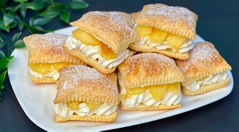 Zlatisté Galaktoboureko nakrájané na porcie s vrstvami filo cesta a krupicovým krémom