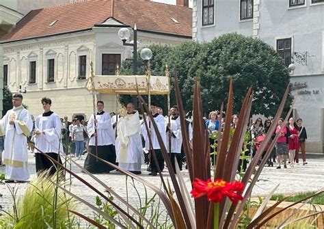 Katolícka procesia s Oltárnou sviatosťou
