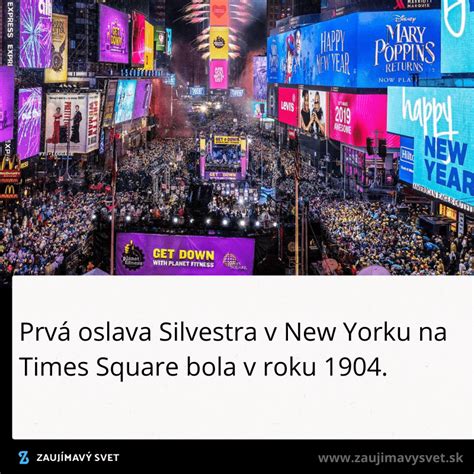 Tematická fotografia davu na Times Square počas Silvestra s padajúcou guľou
