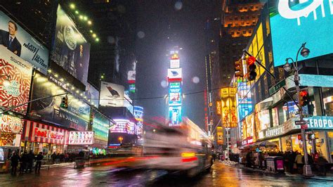 Zblízka fotografia silvestrovskej krištáľovej gule na Times Square