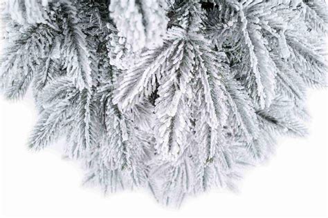 Detail: ihličie umelého vianočného stromčeka s kryštálikmi snehu