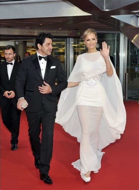 fotografia nevesty v elegantných bielych svadobných šatách s jemnými čiernymi detailmi