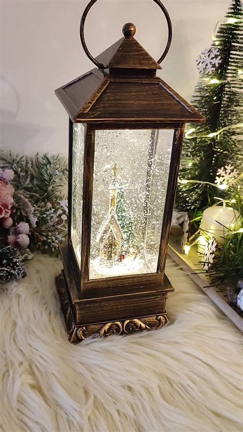 Zlatý vianočný lampáš s filigránovými detailmi a reťazou