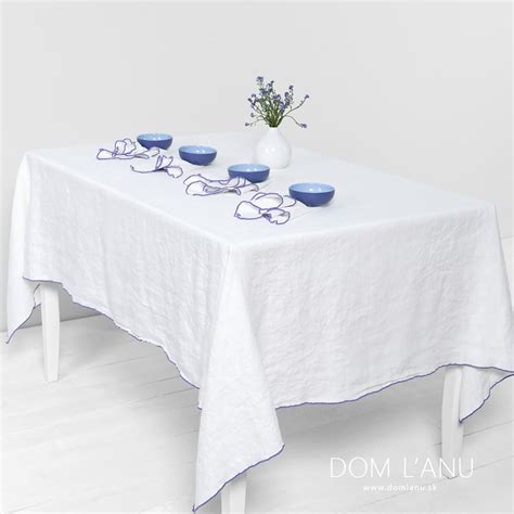 Koláž rôznych vianočných závesných lampášov - zelený s vrúbkovaným okrajom, červený kovový, biely so sklenenými panelmi