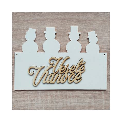 Detail dreveného nápisu s laserom vyrezávaným nápisom