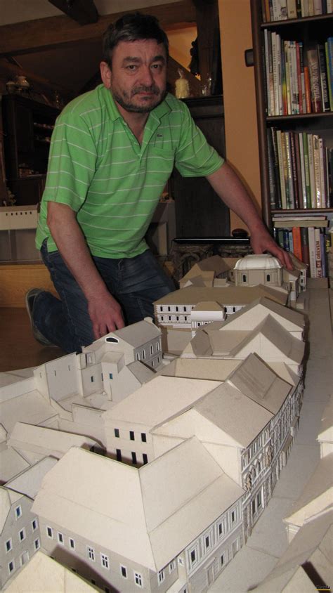 Peter Chovan pri kartónovom modeli Banskej Štiavnice