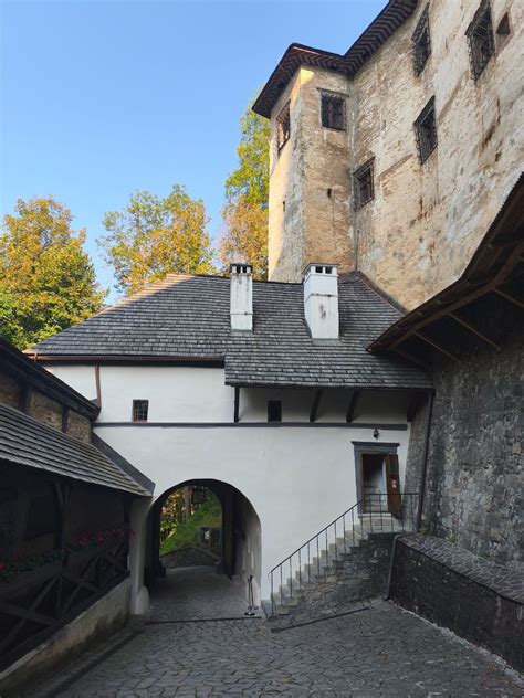 Hotel Hradná Brána a Devínsky hrad v pozadí