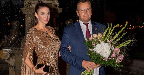 Portrét Borisa Kollára na spoločenskej udalosti s náznakom rodinného pozadia