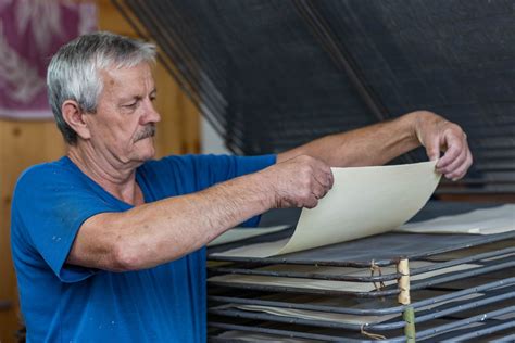 Séria fotografií zobrazujúca postup výroby handmade narodeninového priania od čistého papiera až po finálne zdobenie