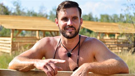 Foto: Martin Šmahel s hostiteľmi krája tortu na slávnostnom otvorení