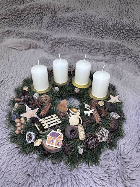 Prírodný adventný veniec so sviečkami a ozdobami