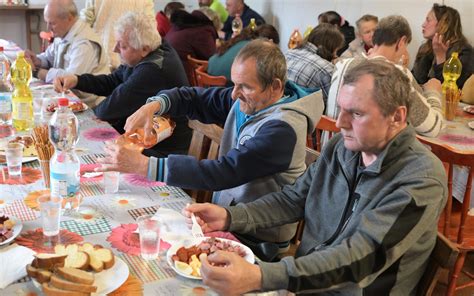 Tematické foto Vianočnej dediny vo Zvolene s davmi ľudí a stánkami