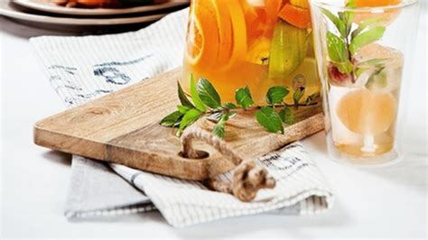 ilustračné foto horúceho punču s koreninami a citrusmi