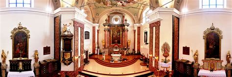 Kňaz slúžiaci svätú omšu pri oltári