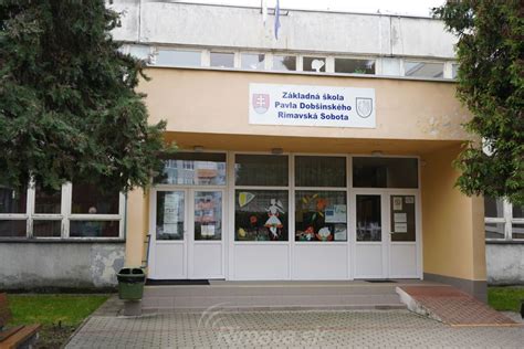 Tematická fotografia budovy Základnej školy Pavla Dobšinského v Prievidzi