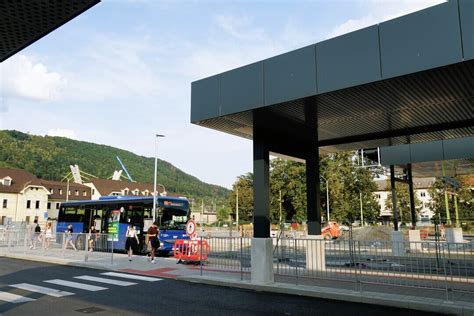 Tematické foto: moderná autobusová stanica v Piešťanoch s cestujúcimi