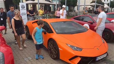luxusné autá pred rezortom v Lozorne