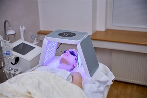 detailný záber na LED fotónovú masku na tvár