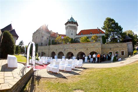 Koláž: Kontrast medzi interiérom kostola a svadbou v prírode