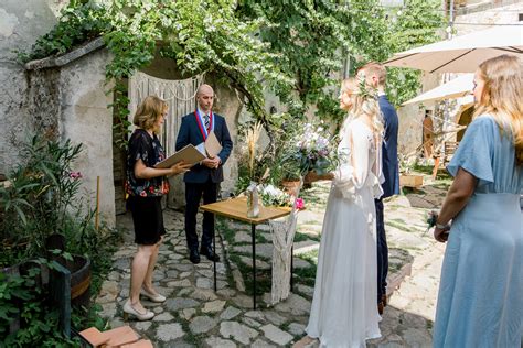 Ilustračná fotografia páru pri civilnom obrade v prírode