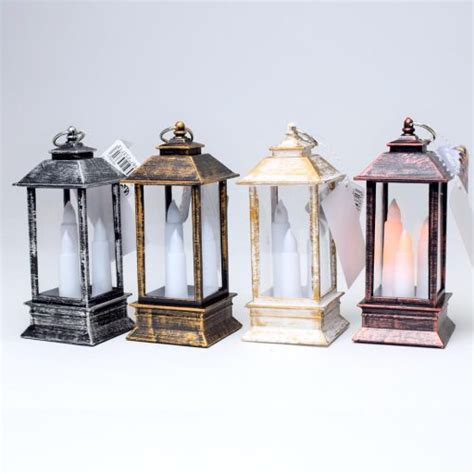 fotografia: vianočné lampáše so sviečkami pred domom