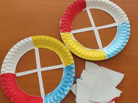 objemný dáždnik vyrobený z farebných papierových kužeľov