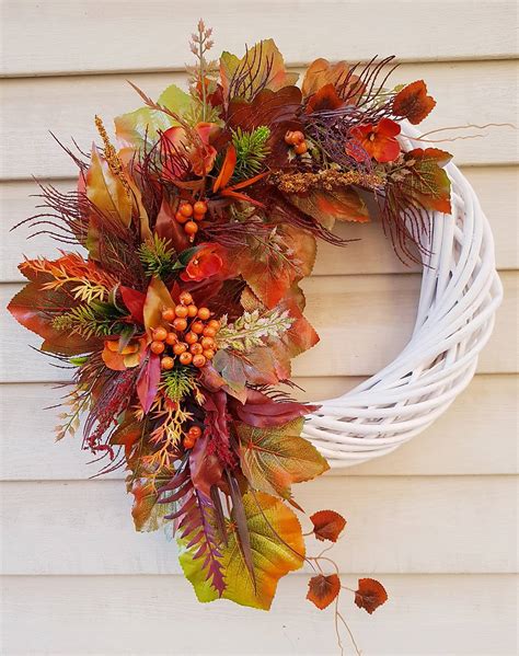 jesenný dáždnik ozdobený javorovými listami a bobuľami