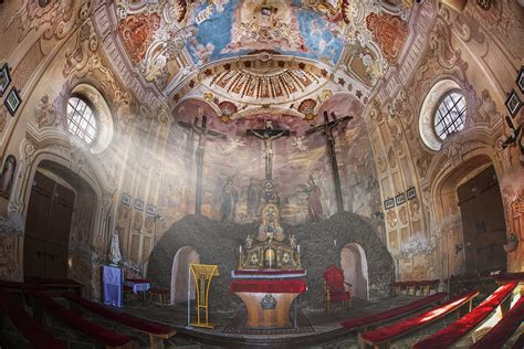 Detail barokovej kaplnky na Prešovskej Kalvárii s ornamentmi a erbom donátora.