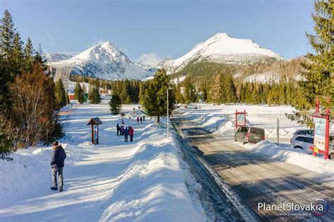 Panoramatický pohľad na Štrbské Pleso v zime s lyžiarmi