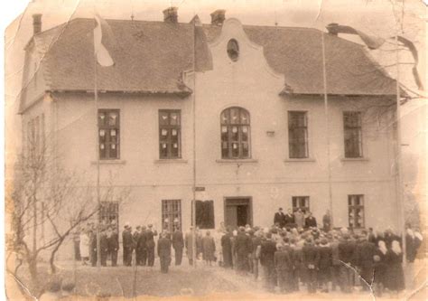 Historická fotografia budovy školy v Špačinciach z raného obdobia alebo koláž fotografií zachytávajúcich vývoj školy