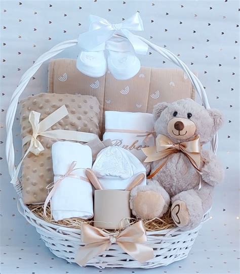 darčekový kôš pre novorodenca s rôznymi detskými produktami