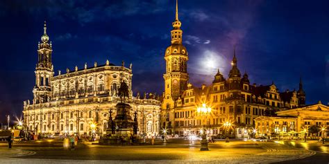 Vianočná atmosféra v holandskom meste s blikajúcimi svetlami a vianočnými trhmi