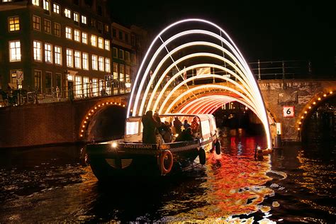 Ilustrácia Amsterdam Light Festival s osvetlenými kanálmi