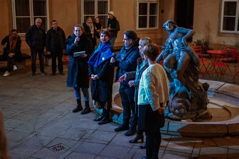 Záber na výstavnú sieň v Mirbachovom paláci s vystavenými obrazmi Josefa Ladu s tematikou zimy a Vianoc