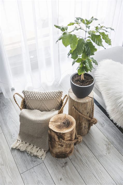 Drevené pníky a palety ako dekorácie na prírodnej svadbe