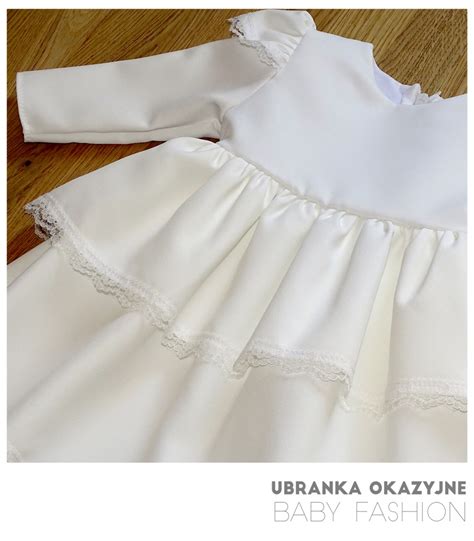 detail bielej bavlnenej krstovej košieľky s dlhým rukávom