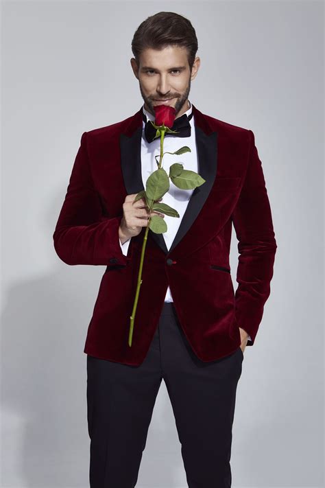 Ženích v sivom obleku s cylindrom a motýlikom na formálnej svadbe