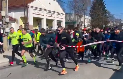Tematické foto: bežci na vianočnom podujatí v meste