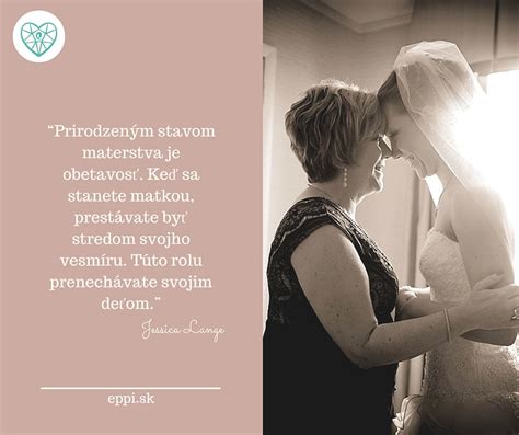 Tematická fotografia darčeka alebo kvetov k Dňu matiek