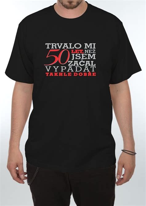 muž v tričku s nápisom 
