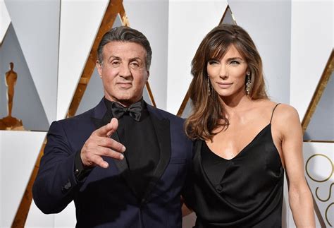 Fotografia Sylvestera Stalloneho s jeho manželkou Jennifer Flavin a dcérami